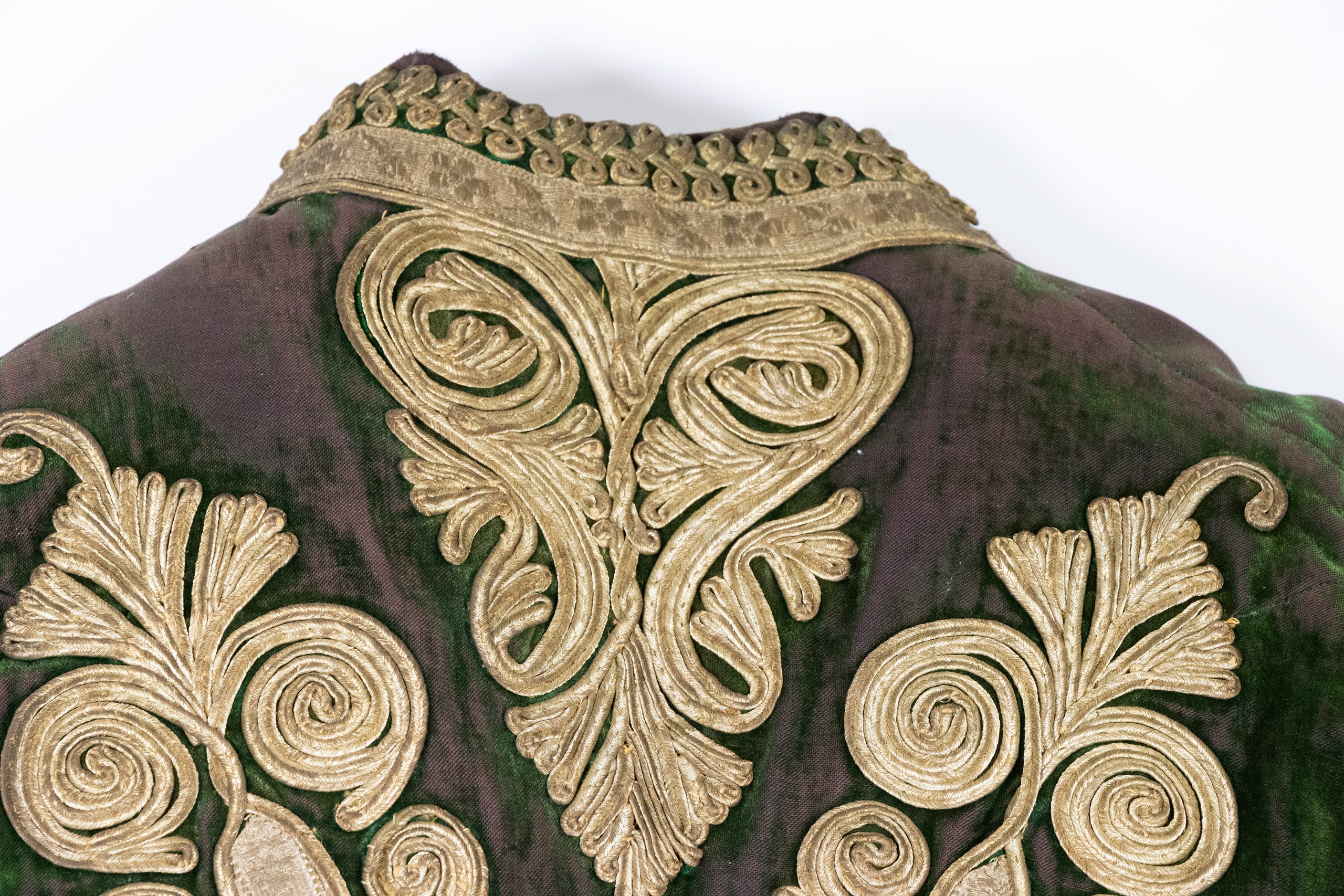 detail of gold detailing on collar