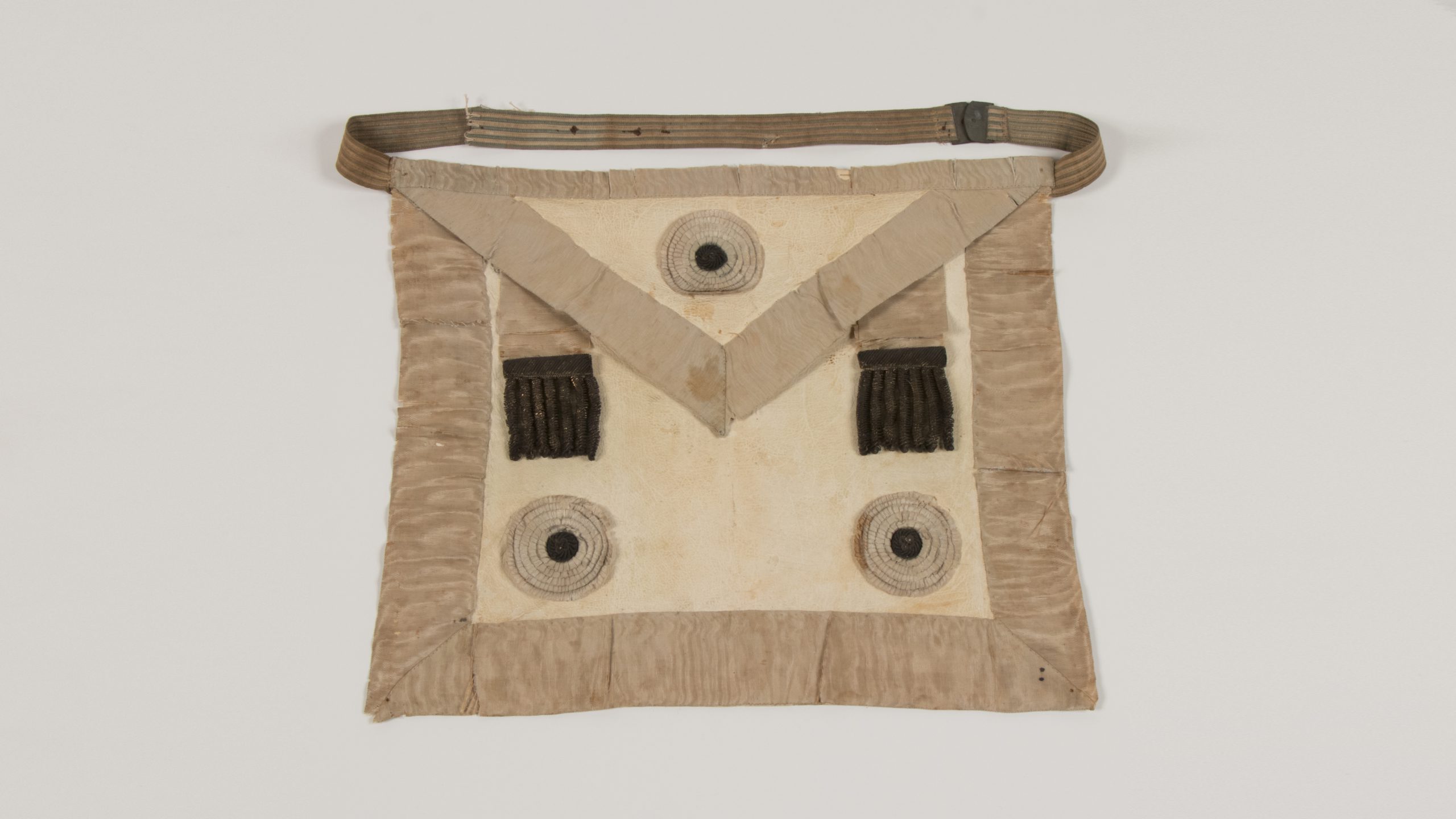 simple waist apron that looks like a drawing of an envelope with circular twine attachments